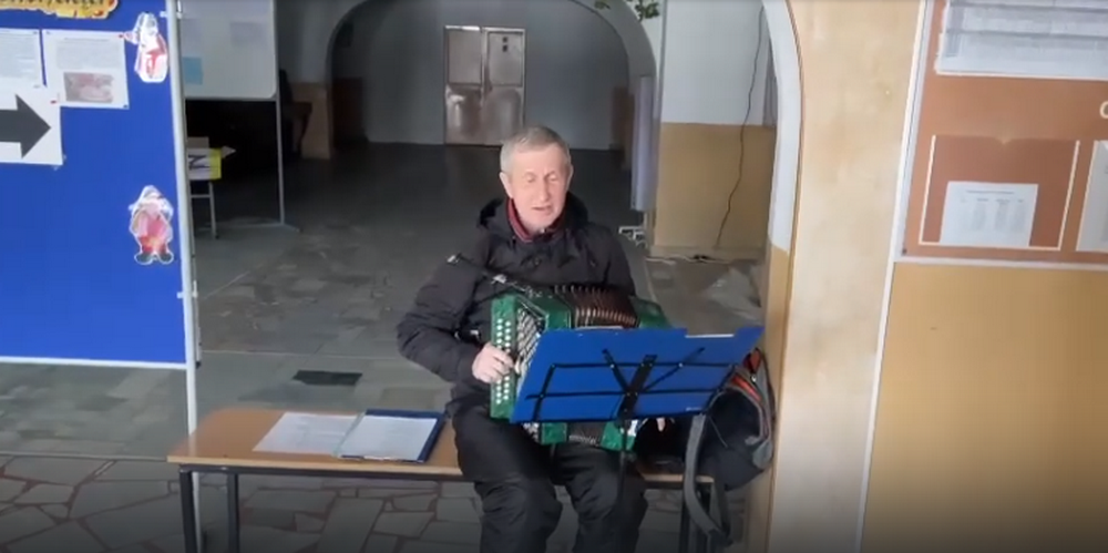 Гармонист создает атмосферу на избирательном участке в Лыскове