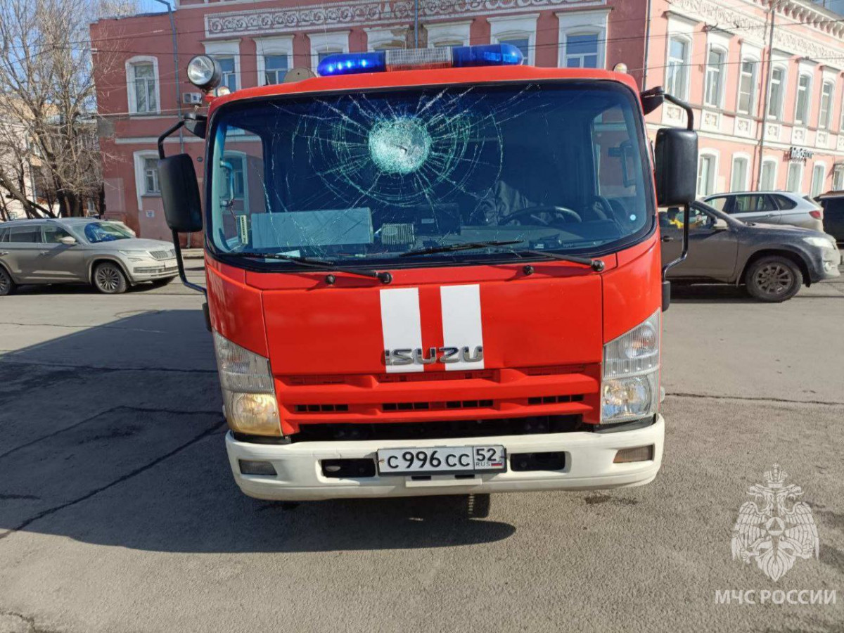 Мужчина бросил кирпич в пожарную машину в Нижнем Новгороде