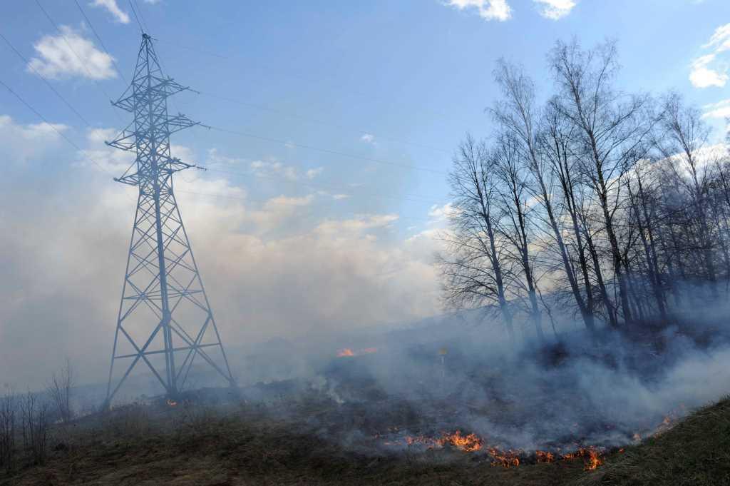 «Нижновэнерго» предупреждает: соблюдайте меры пожарной безопасности вблизи энергообъектов