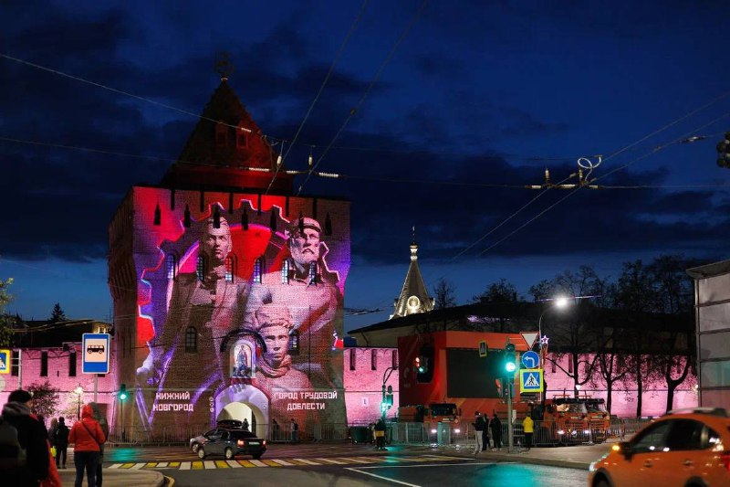 Световое шоу показали на Дмитриевской башне кремля в День Победы