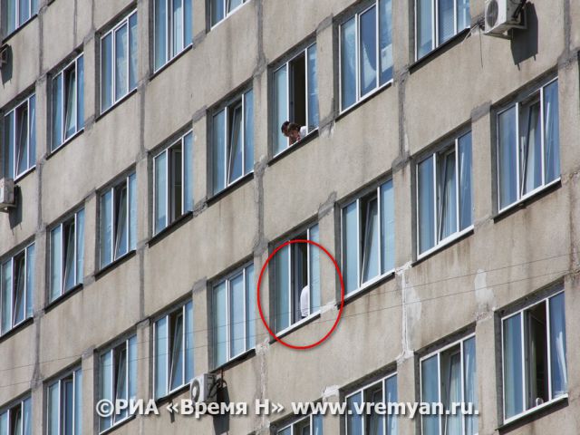 Мужчина пытается выброситься из окна больницы № 5 в Нижнем Новгороде