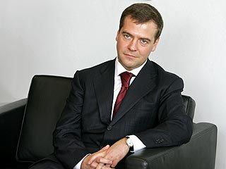 Медведев в кресле