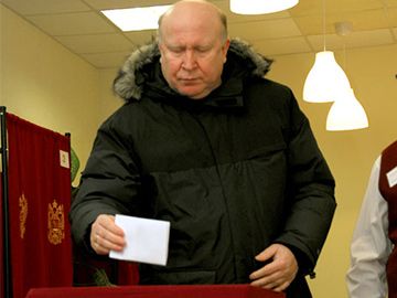 Шанцев голосует2