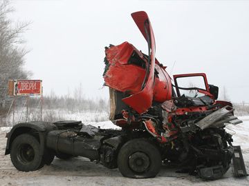 разбитый грузовик