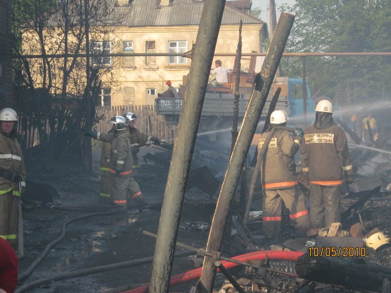 пожарные на месте сгоревшего дома