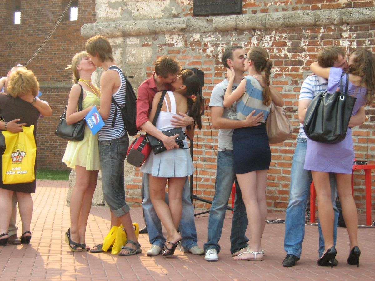 Прилюдно это. Массовый поцелуй Нижний Новгород 2010. Массовые поцелуи. Фото целовашки без одежды на улетц.