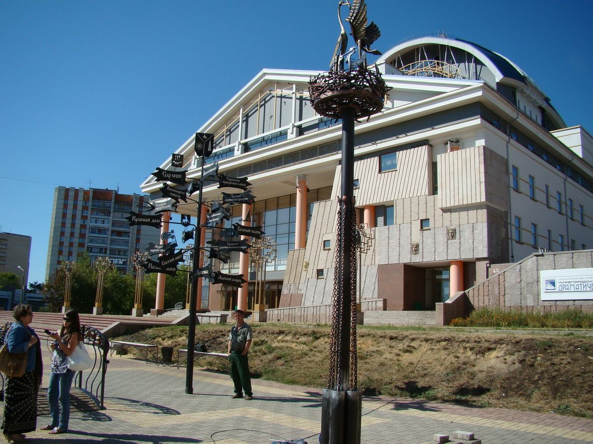 аист памятник