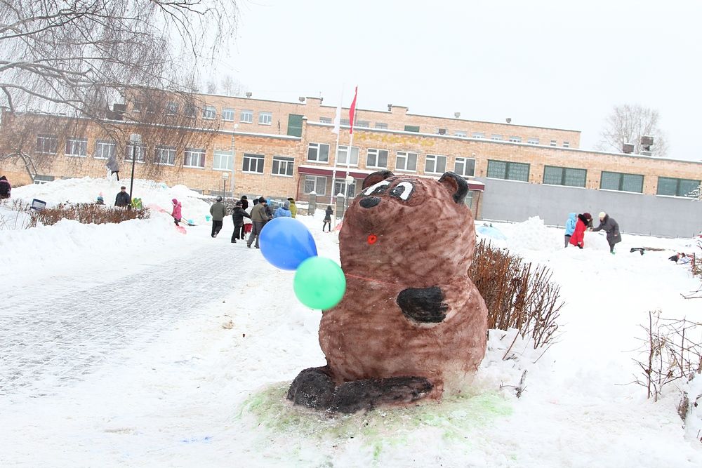 Снежка школа. Снежные фигуры. Снежные фигуры в школе. Конкурс фигур из снега. Медведь из снега.