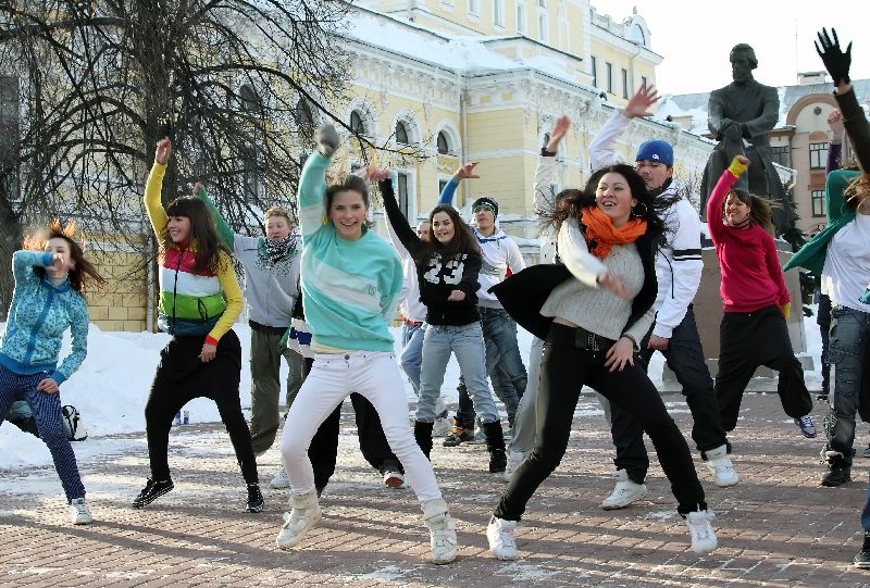 Вокально массовая. Танцующая молодёжь на улице. Культура молодежи. Современная Молодежная культура. Танцевальный флешмоб на улице.