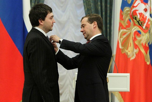 медведев награждает чакрыгина