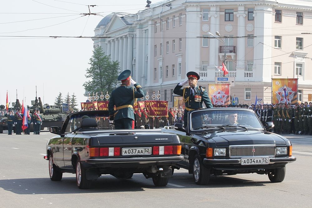 Зачем парад. Парад на площади Минина и Пожарского. Парад Победы 9 мая Нижний Новгород Минина. Парад Победы площадь Минина и Пожарского. Парад на Минина 1996.