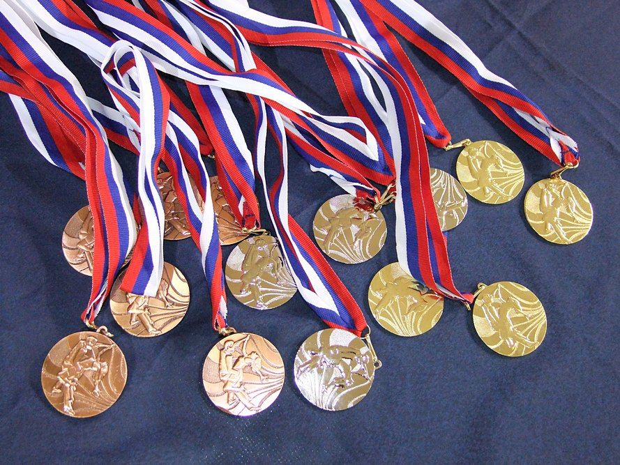 Золотая медаль спортивная. Медали спортивные. Спортивные награды. Коллекция Олимпийских медалей. Много медалей.