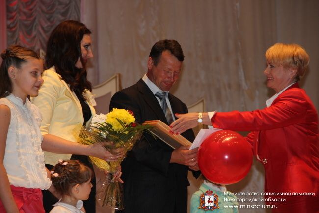 носкова награждает семью