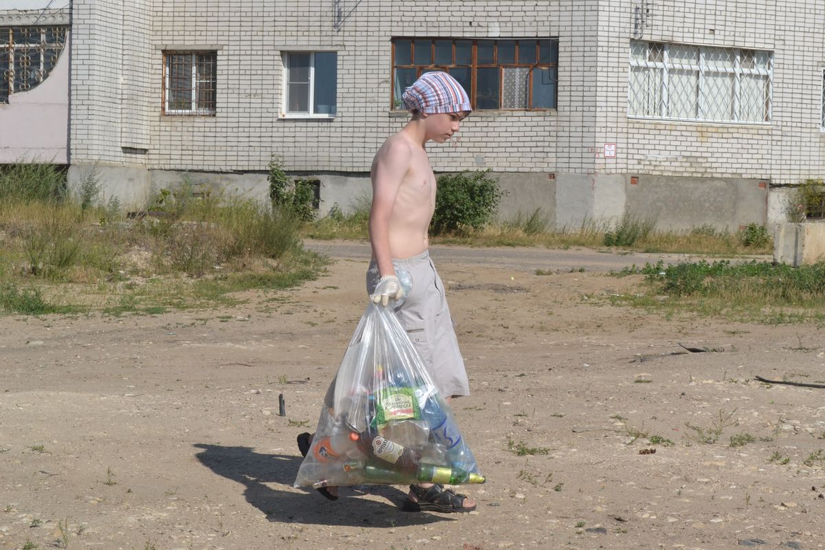 подростки убирают мусор