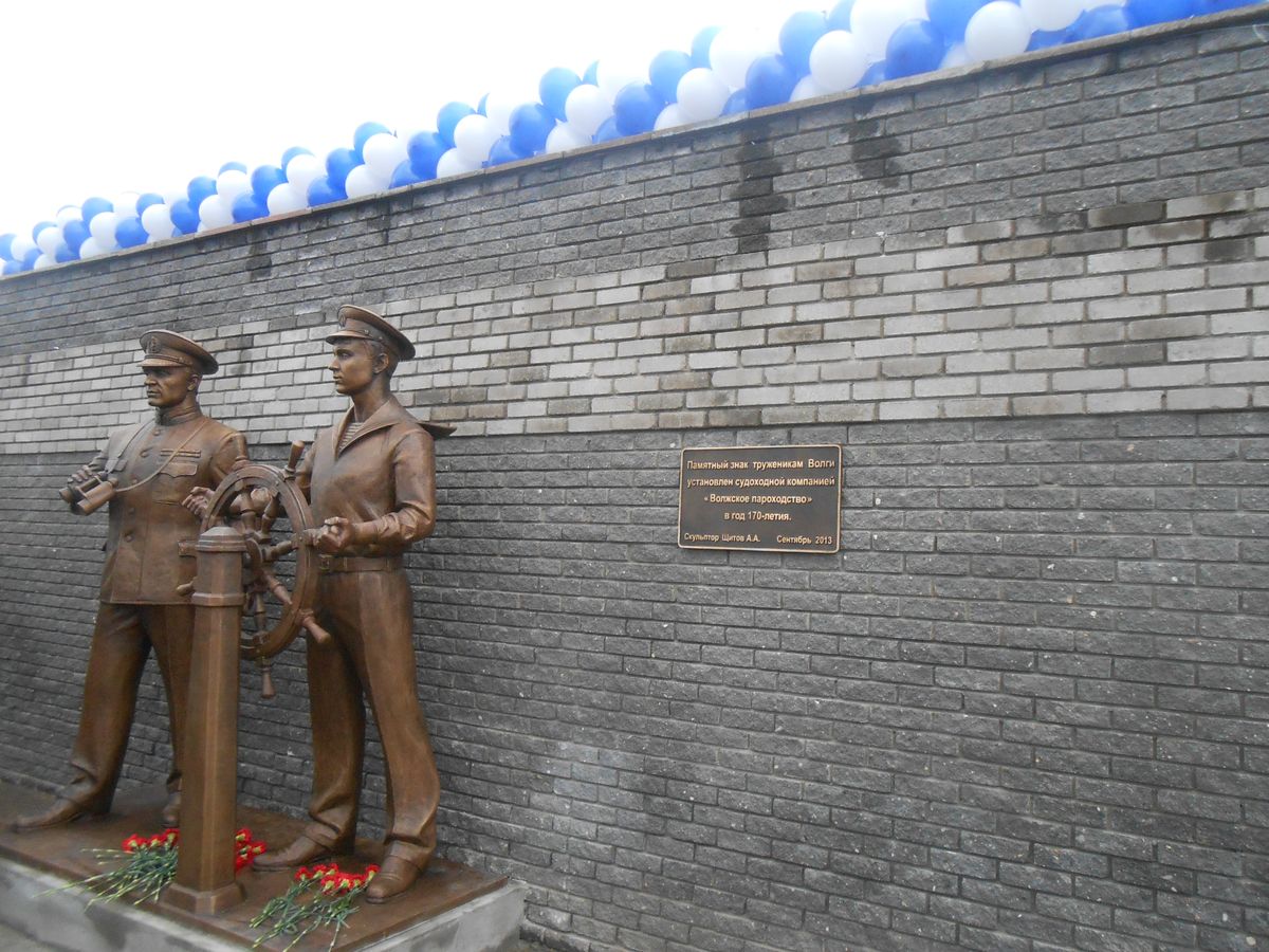 памятник сбоку