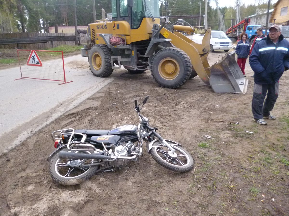 Мотоциклист и подросток пострадали в ДТП с трактором на юге Москвы