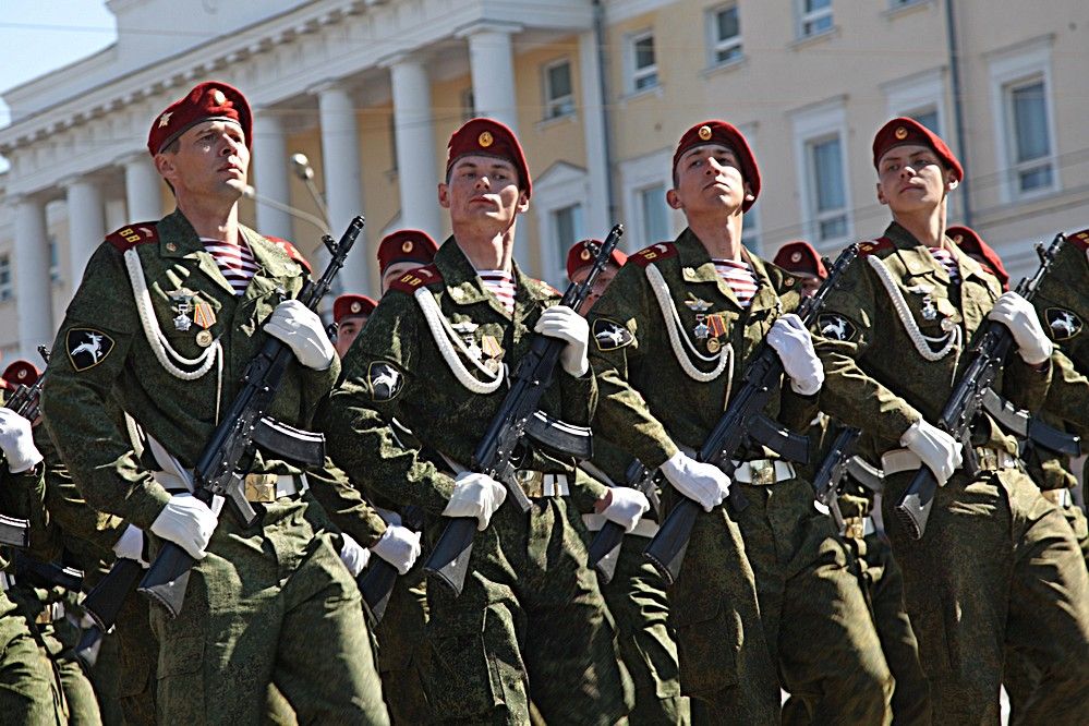 Военные праздники 2024 года. Форма войск праздничная. Военные праздники. С праздником войска. С профессиональным праздником военные.