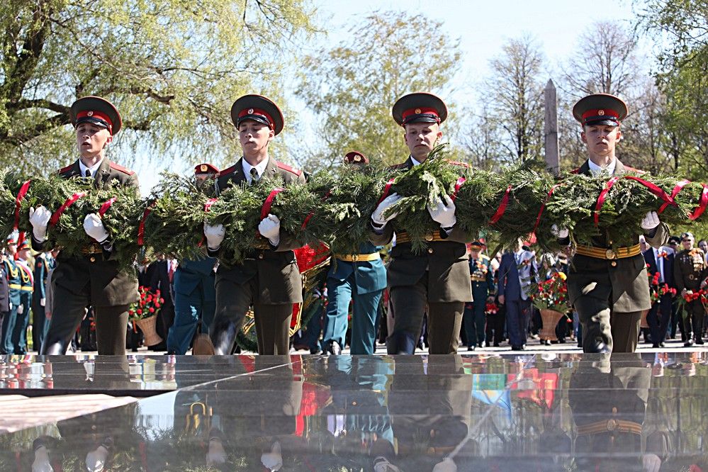 Прошел праздник день победы. Возложение цветов к Вечному огню. Возложение цветов к Вечному огню на 9 мая. Возложение цветов 9 мая. Праздник день Победы 9 мая возложение.