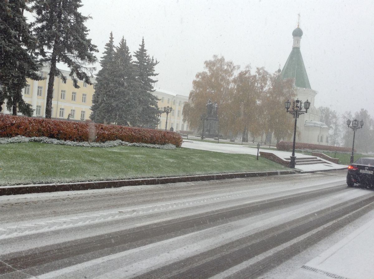 В новгороде выпал снег. Первый снег в Нижнем Новгороде. Снегопад в Нижнем Новгороде. В Нижнем Новгороде выпал снег. Сугробы в Нижнем Новгороде.