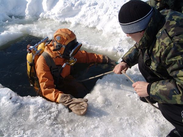 Водолазы зимой. Водолазы зимой. Водолаз спасатель. Утонувшие подводные охотники. Военный водолаз.