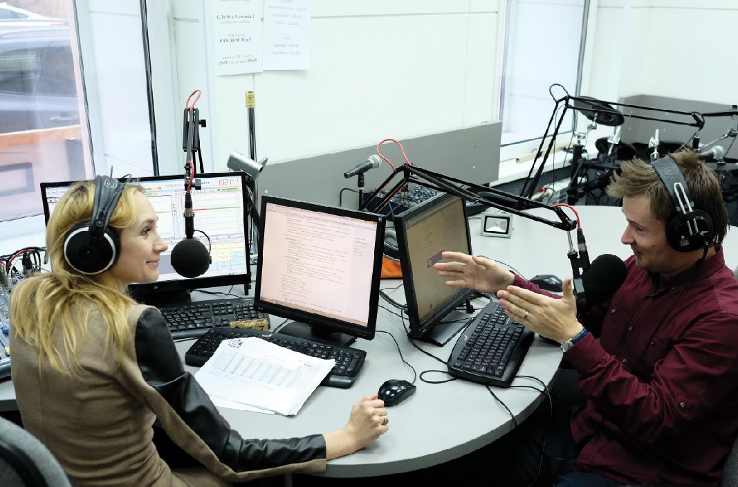 Radio kak. Современное радиовещание в России. Люди в радиостудии. Развлекательные радиостанции. Кружок радиостудия.