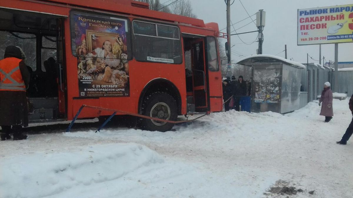 авария зима троллейбус остановка зима