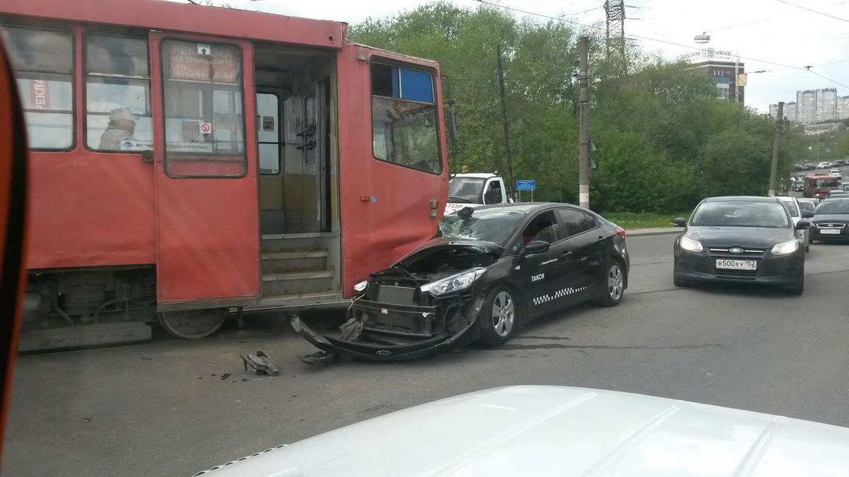 Происшествие с трамваем в нижнем новгороде на автозаводе. Трамвайная дорога. Сгорел трамвай в нижнем новгороде. Авария трамвая с машиной нижний новгород. Трамвай 24 нижний новгород.