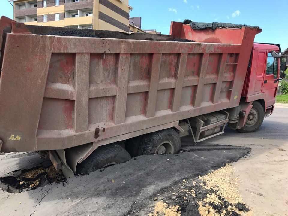 самосвал с песком. камаз 65115 с песком груженый. камаз 65115 с песком. чернозем камаз выгружает 6520. камаз 6520 с грунтом.