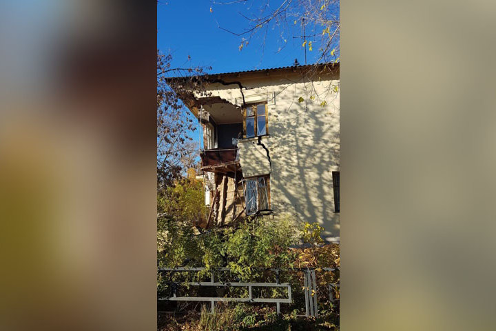 Угол жилого дома 1955 года постройки обрушился на Бору