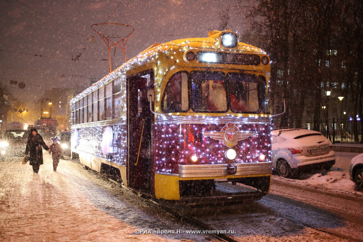 Рулевой — Дед Мороз: первый новогодний трамвай в Нижнем Новгороде отправился в путь