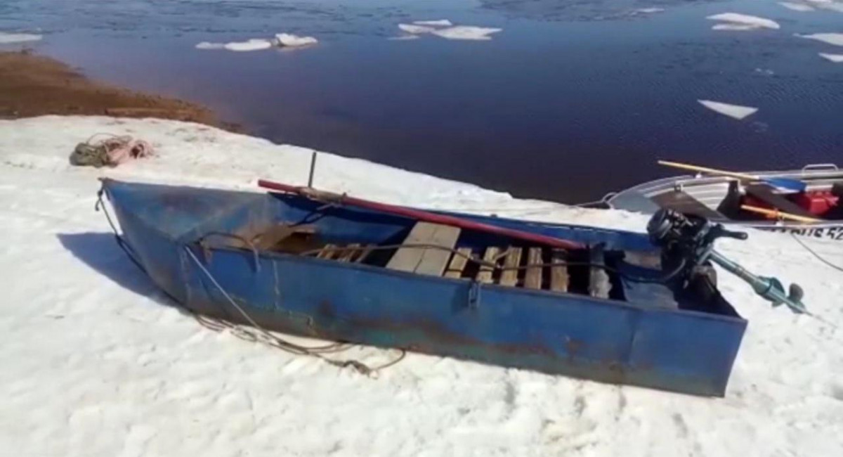 Спасатели обнаружили лодку рыбаков, провалившихся под лед в Балахне