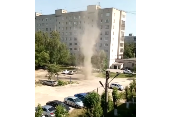 Пыльный вихрь зафиксировали на камеры жители Дзержинска