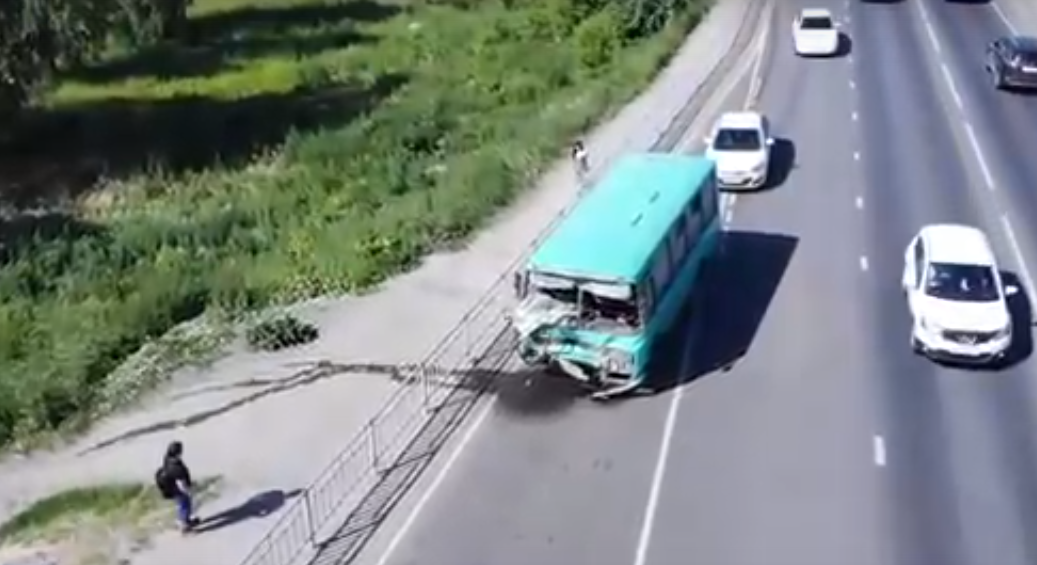 Появилось видео с места столкновения пассажирского автобуса и «ГАЗели» под Нижним Новгородом
