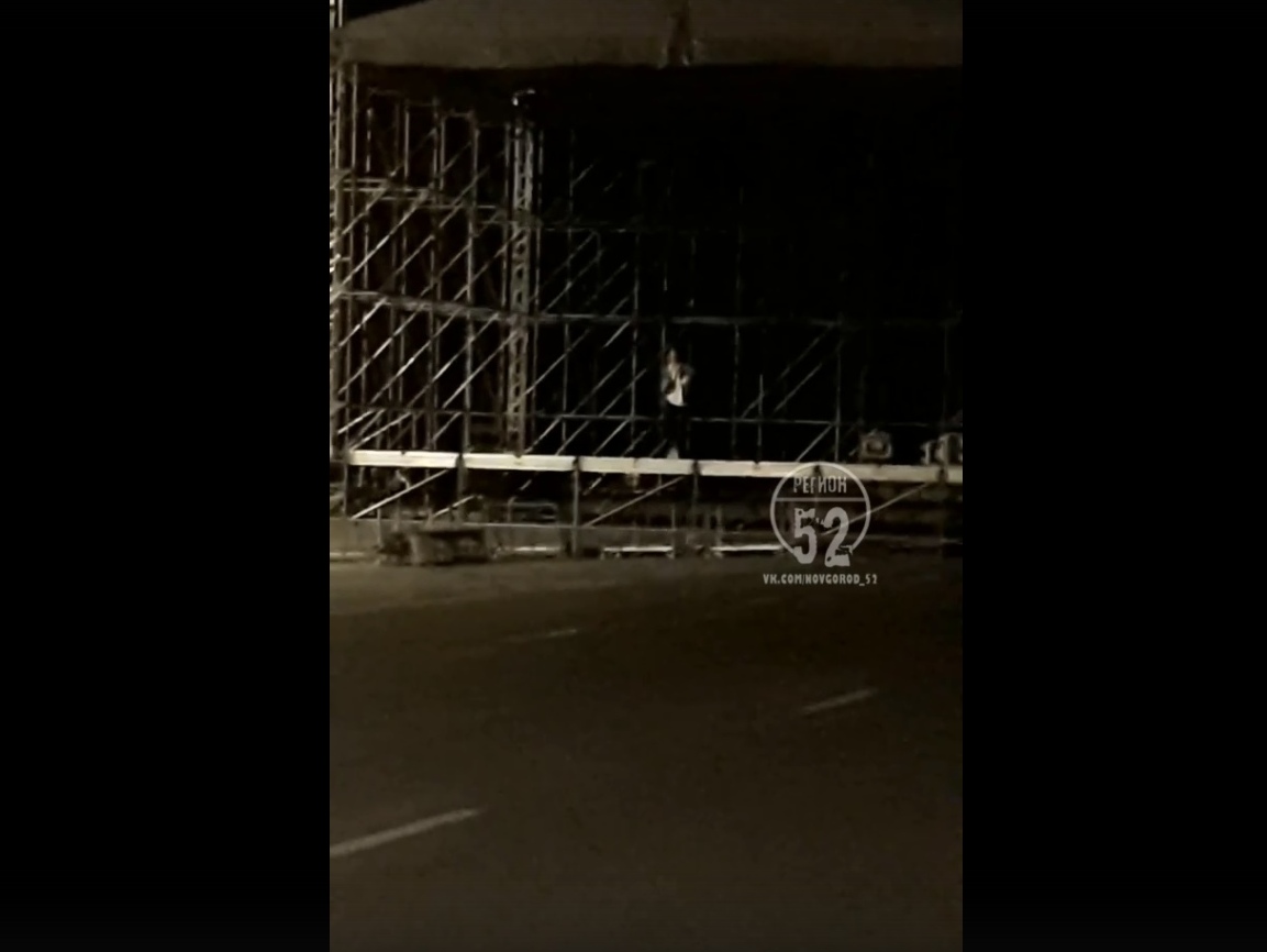 Неизвестный ночью крушил сцену на площади Минина