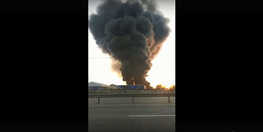 Появилось видео горящего склада с ГСМ в промзоне Кудьмы