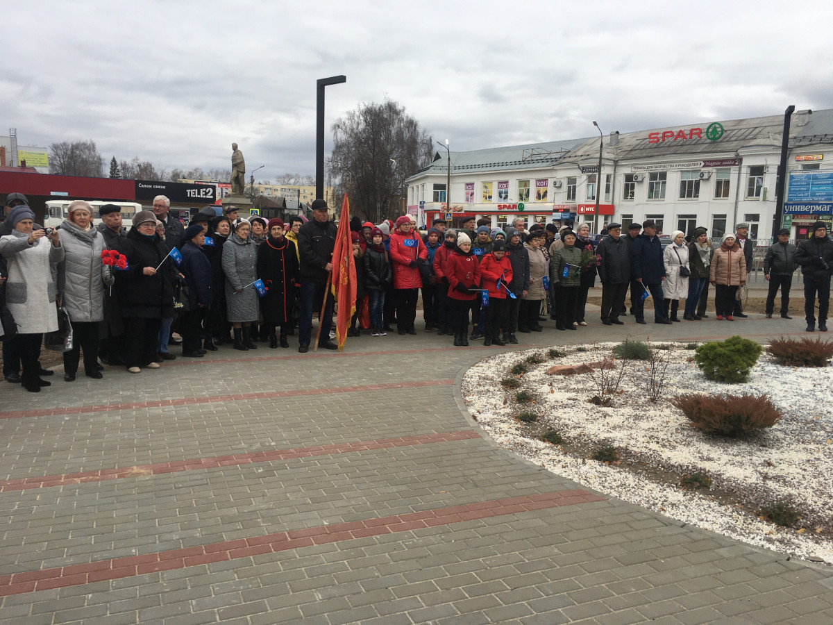 Комсомольскую площадь открыли в Выксе после благоустройства
