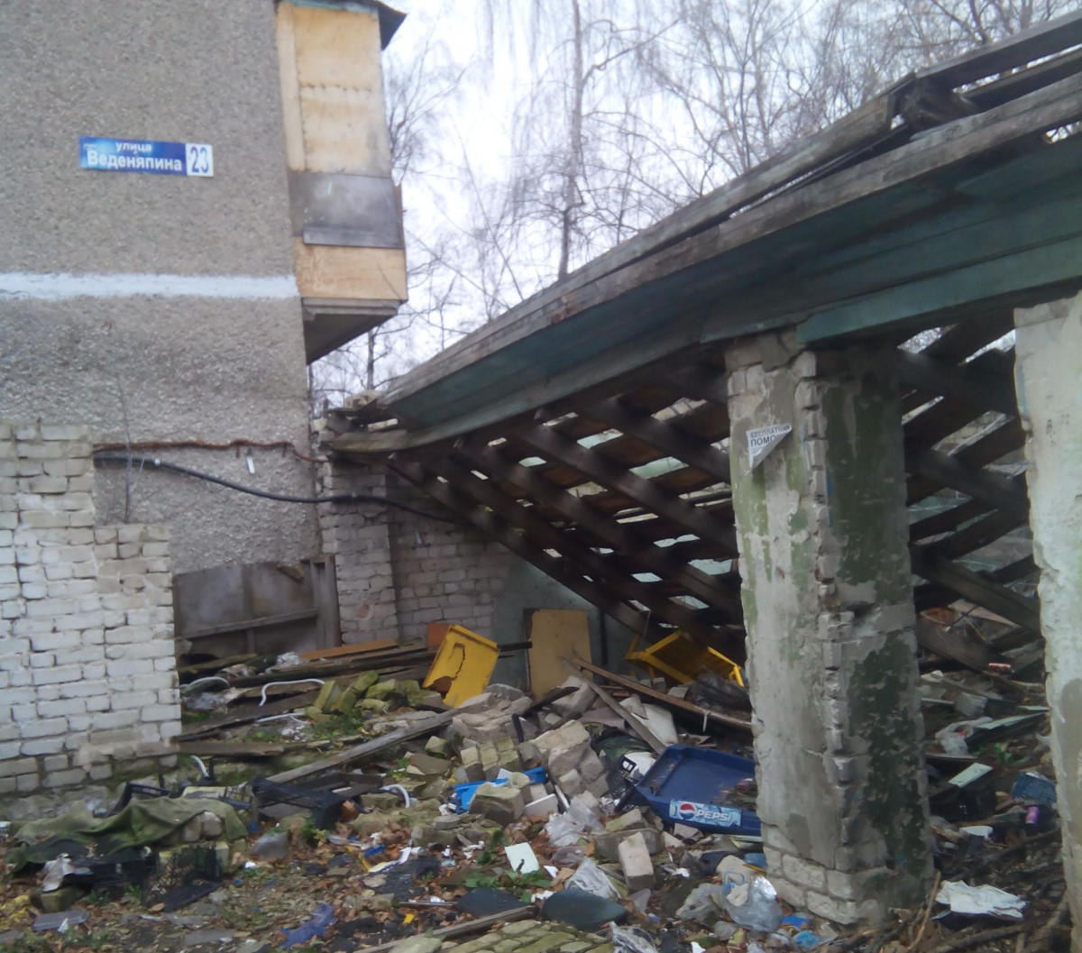 Крыша заброшенного магазина рухнула в Автозаводском районе