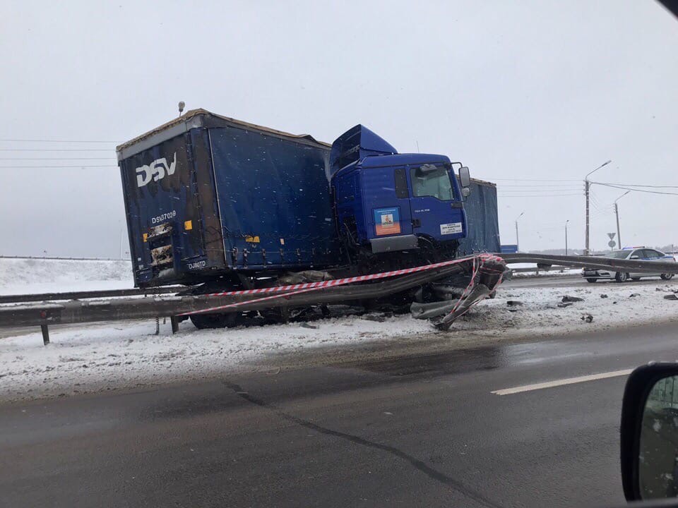 Фуру сложило пополам в Кстовском районе в результате ДТП