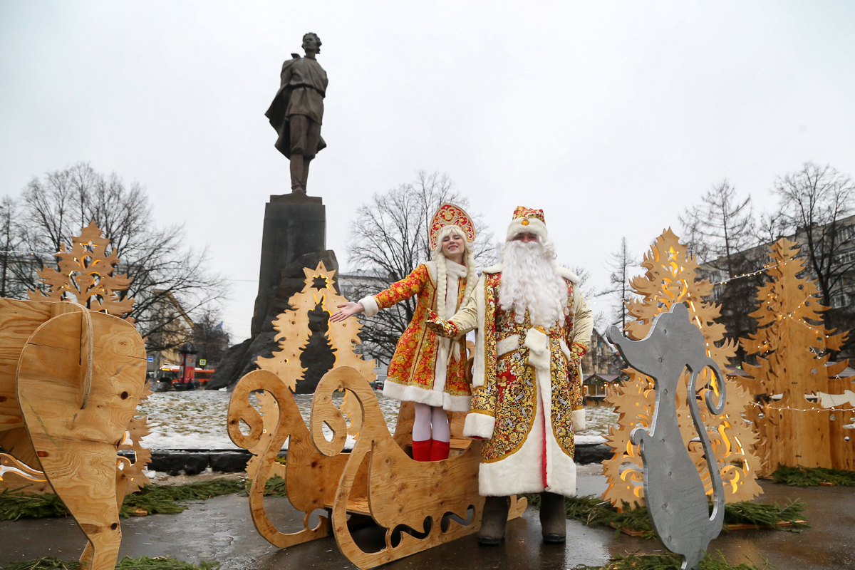 Путеводители по «Горьковской елке» можно получить на новогодней ярмарке на площади Горького