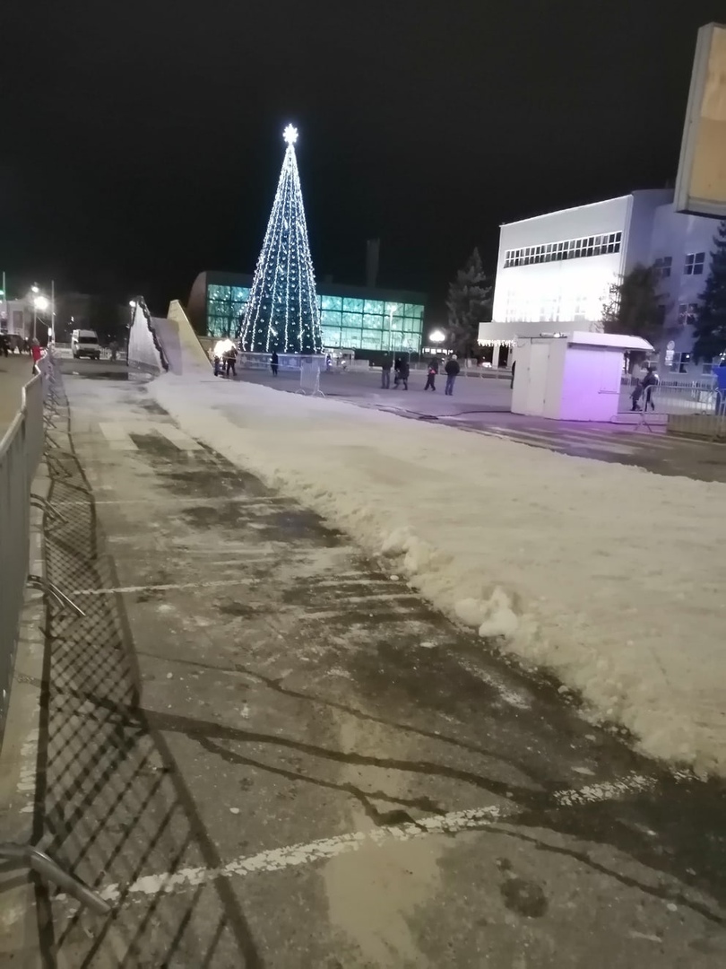 Снег привезли на центральную площадь Дзержинска