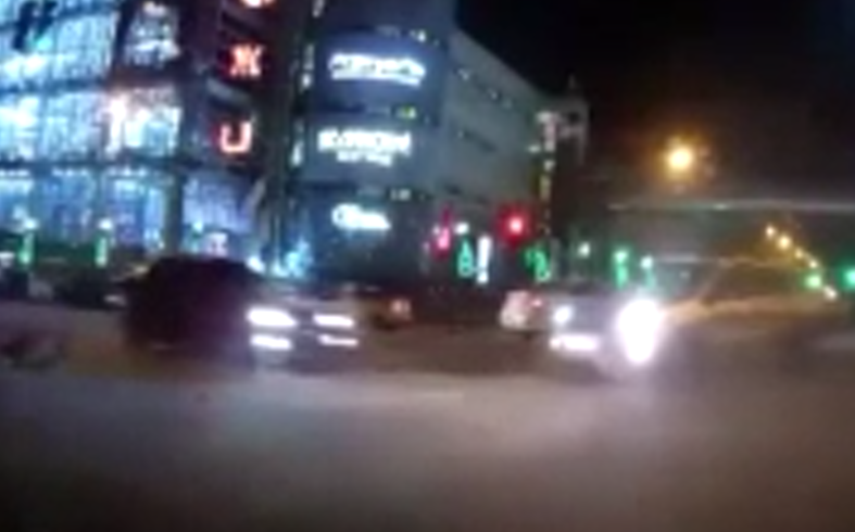 Иномарка снесла светофор и дерево на улице Белинского