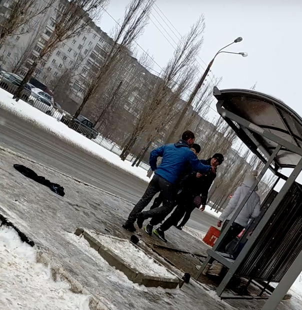 Буйный нижегородец устроил дебош на автобусной остановке