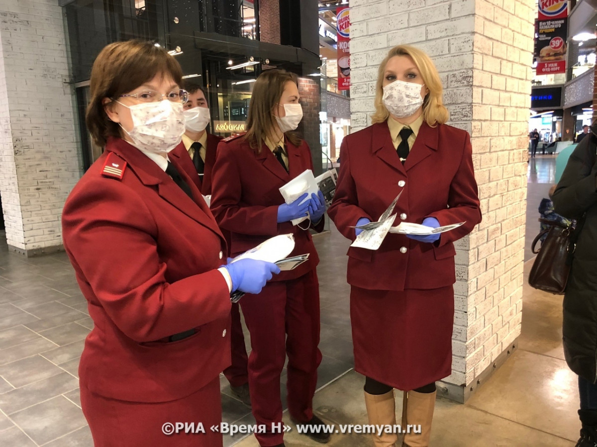 Нижегородцам раздали медицинские маски в торговом центре