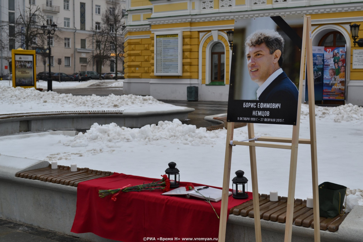 Нижегородцы возложили цветы к портрету Бориса Немцова на Театральной площади
