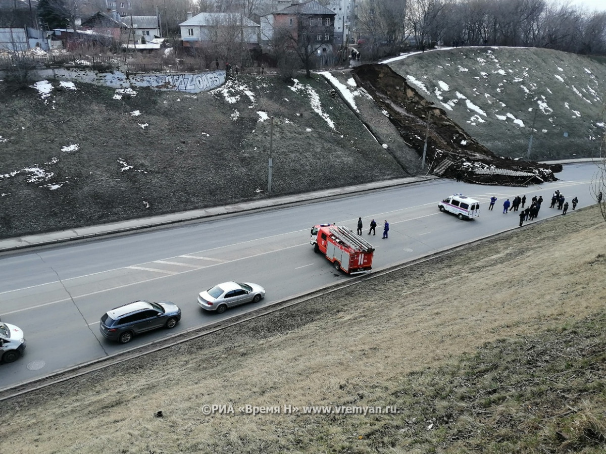 На Похвалинском съезде с раннего утра устраняют последствия оползня