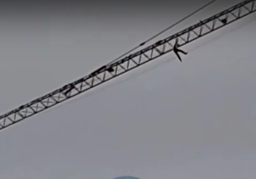 Отчаянный парень повис на стреле башенного крана на Тимирязева