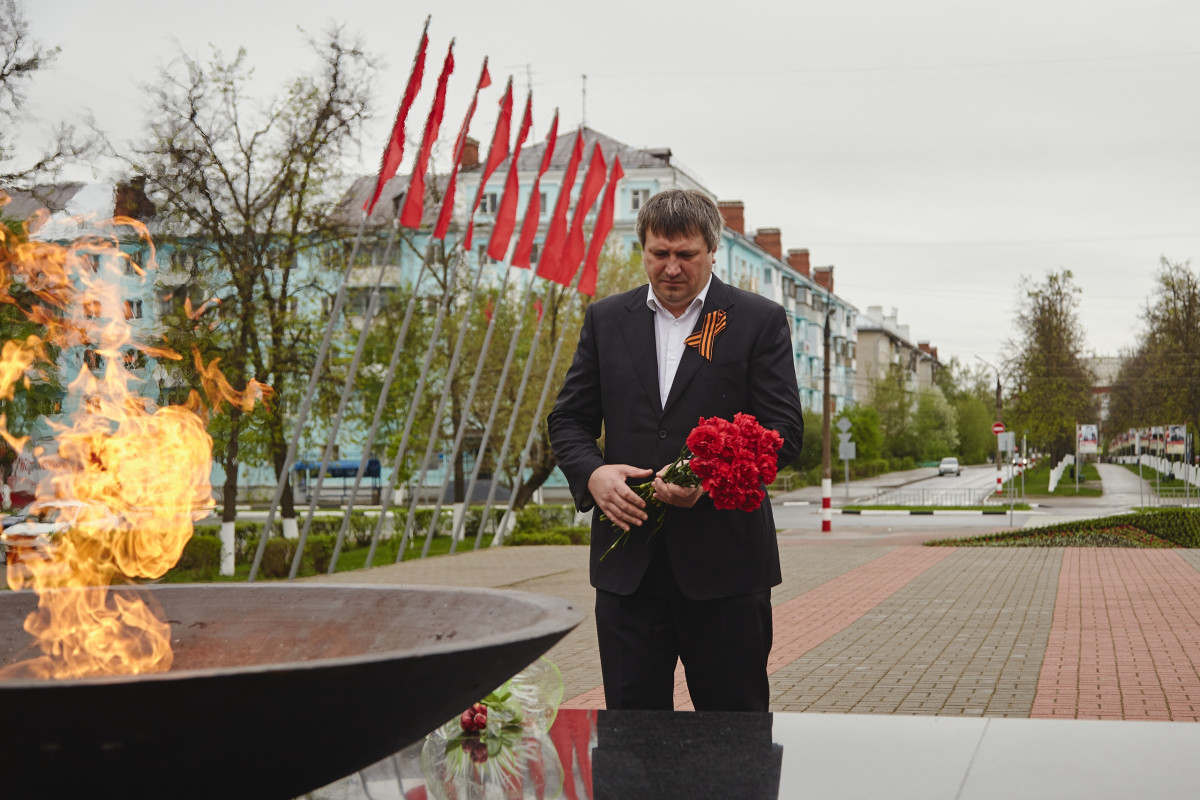 Глава Дзержинска Иван Носков возложил цветы к Мемориалу в честь погибших героев
