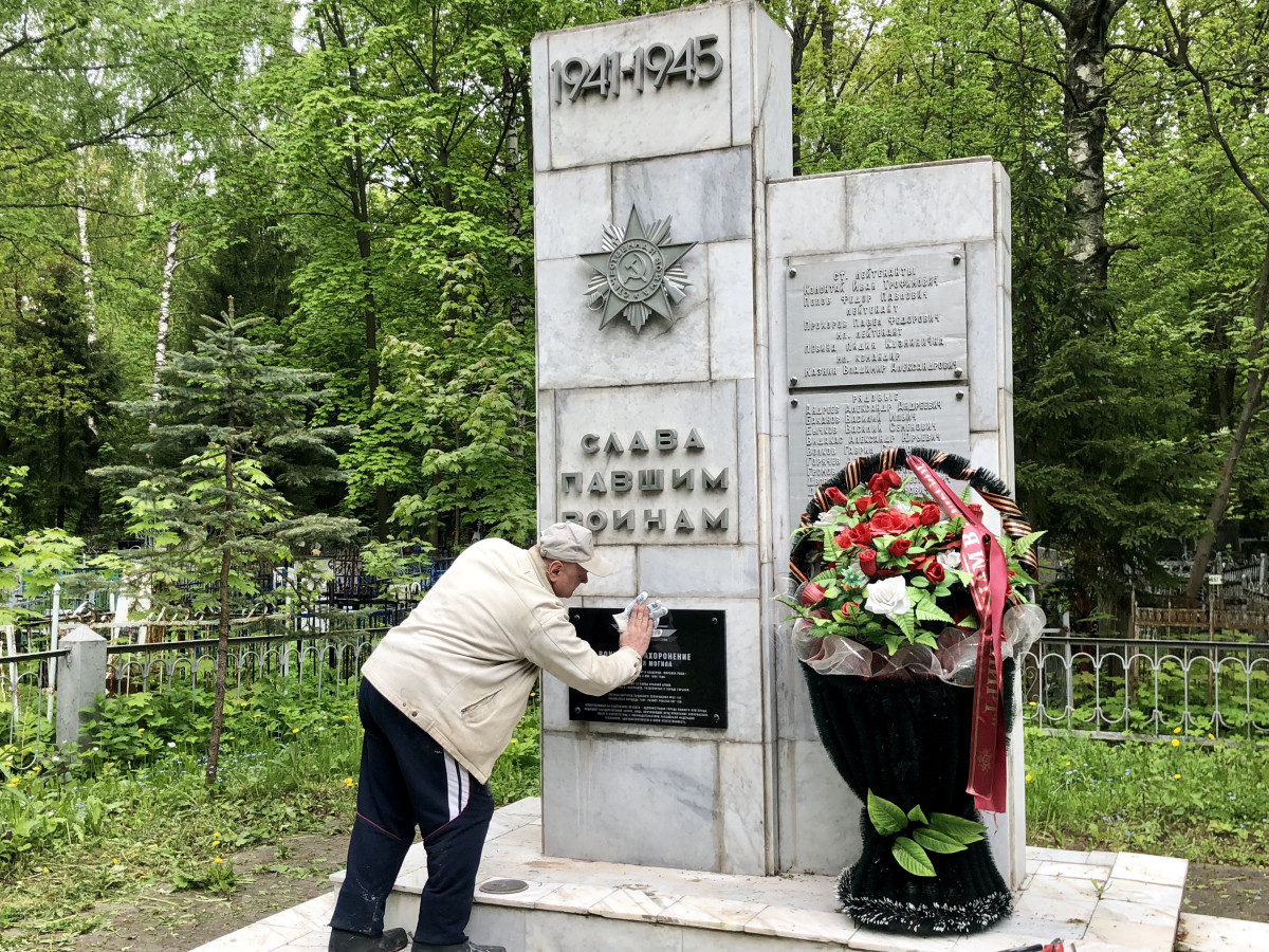 Похоронить в новгороде. Кладбище Марьина роща Нижний Новгород. Братская могила Марьина роща Нижний Новгород. Кладбище Марьина роща Нижний Братская могила. Захоронения в Нижнем Новгороде кладбище Марьина роща.