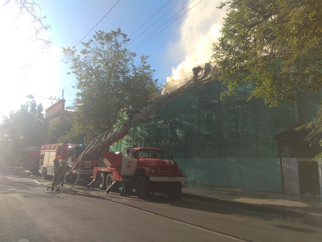 Опубликованы фото горящего литературного музея им. Горького