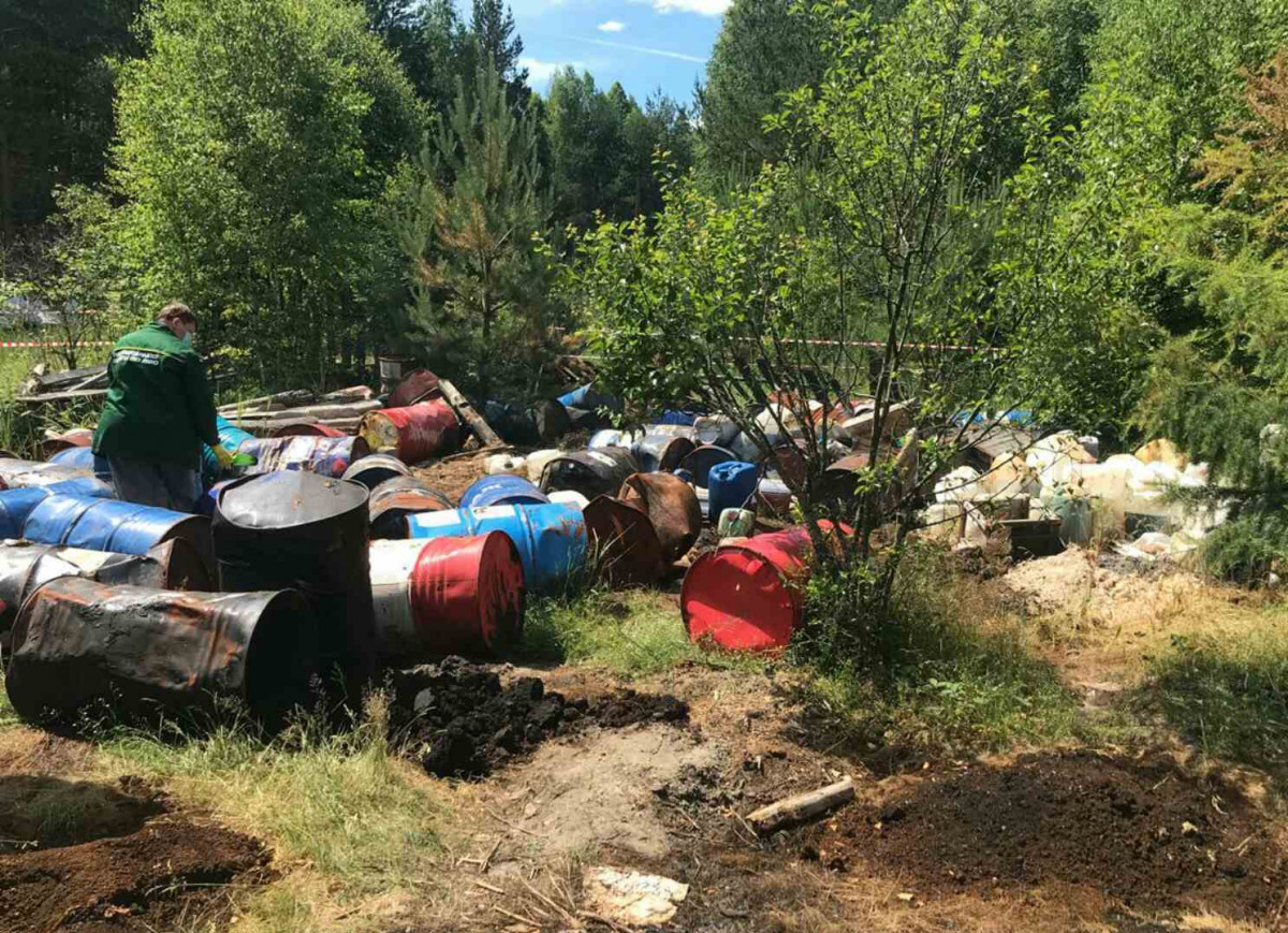 Нелегальную свалку промышленных отходов обнаружили в Володарском районе